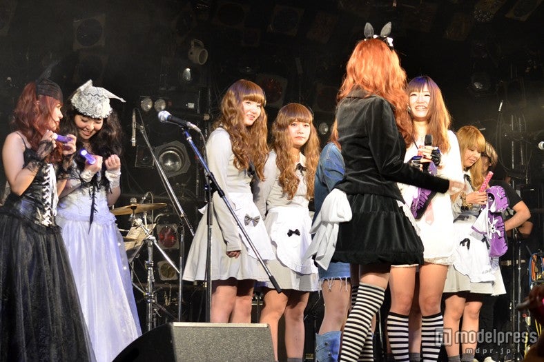 手作り衣装を披露したファンをステージに集めた、Milky Bunny