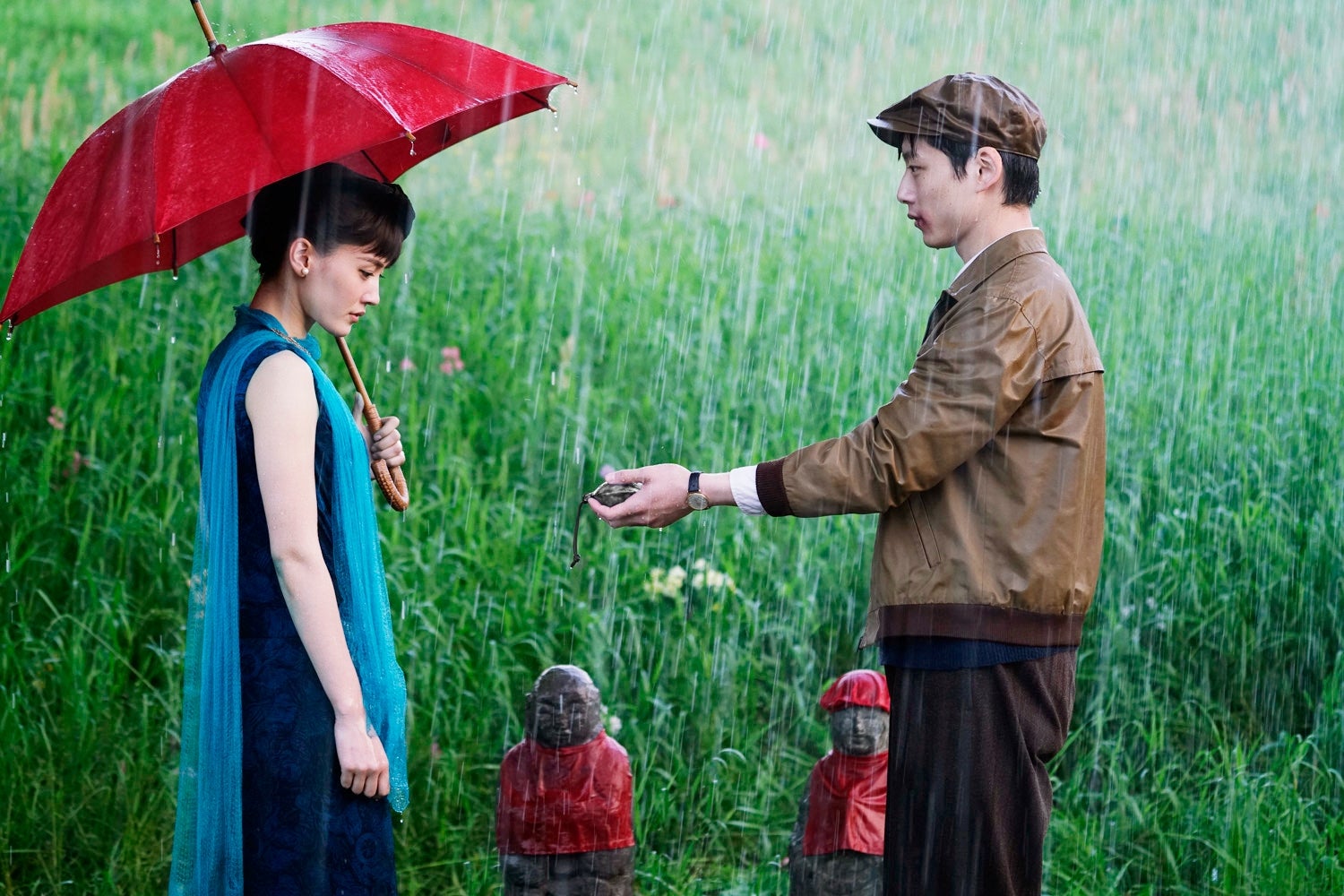 綾瀬はるか、坂口健太郎（C）2018 映画「今夜、ロマンス劇場で」製作委員会