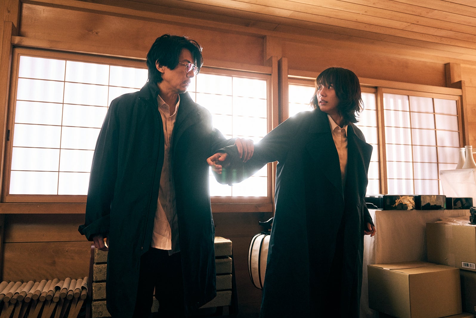 “人生どん底女”のん×“元棋士のヒモ男”藤木直人、復讐の共犯者となる2人の場面写真初解禁 人物相関図も公開【MISS KING / ミス・キング】