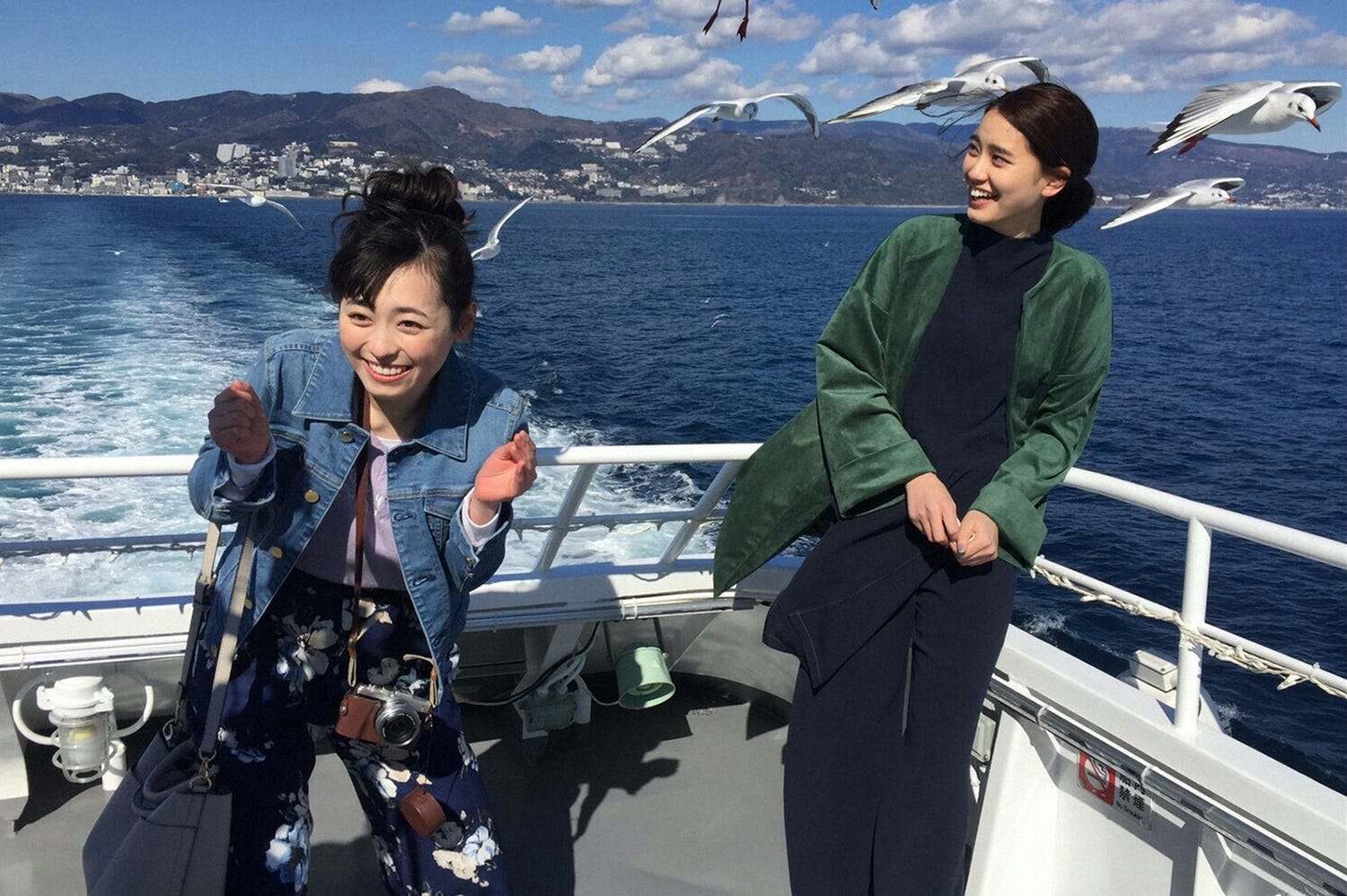 福原遥&山崎紘菜の仲良し2人旅が可愛すぎ!東伊豆でパワスポ&リゾート島巡り