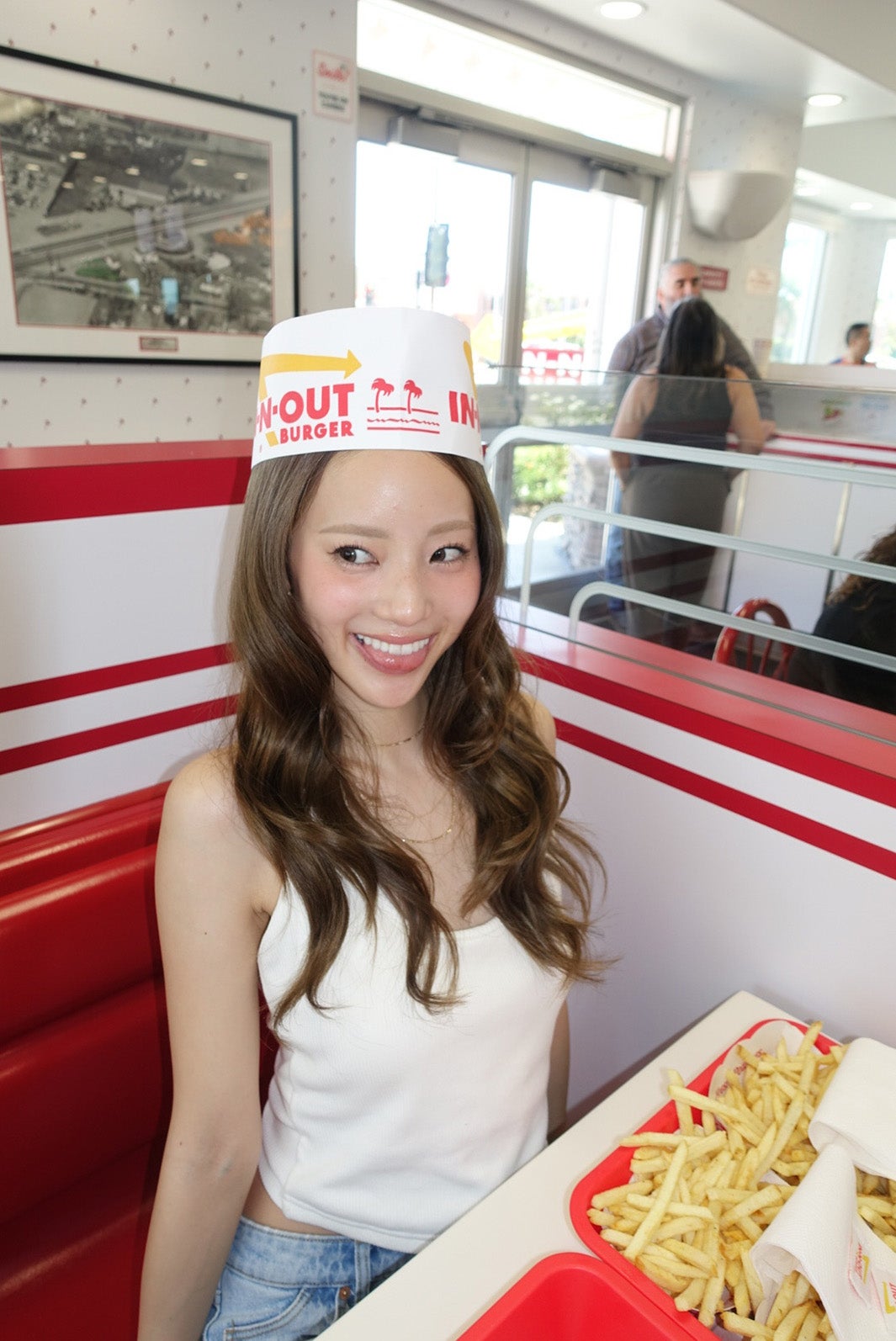 中町綾、L.A.“バーガーショップ店員”姿 初写真集オフショット公開