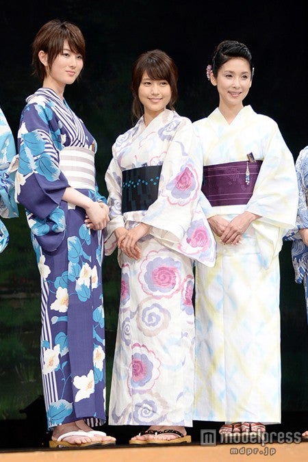 （左より）高月彩良、有村架純、黒木瞳