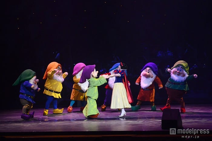 楽しそうに踊る白雪姫と七人のこびと