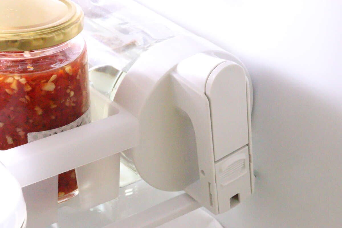 横置きできるワンタッチ冷水筒　冷蔵庫