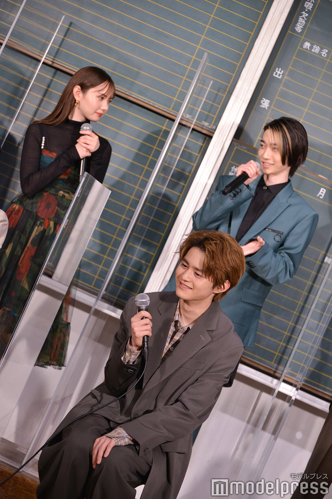 前列：鈴鹿央士 、後列：マーシュ彩、小野寺晃良 （C）モデルプレス