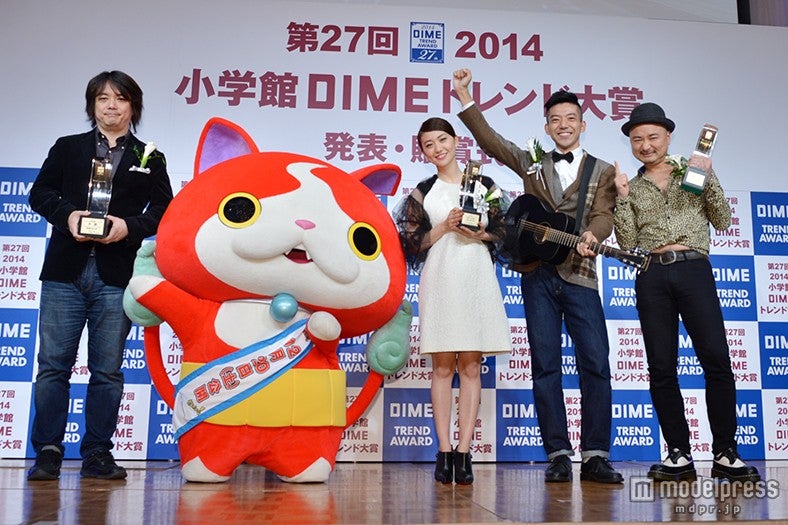 （左から）レベルファイブ・日野晃博社長、ジバニャン、大島優子、森慎太郎、江口直人