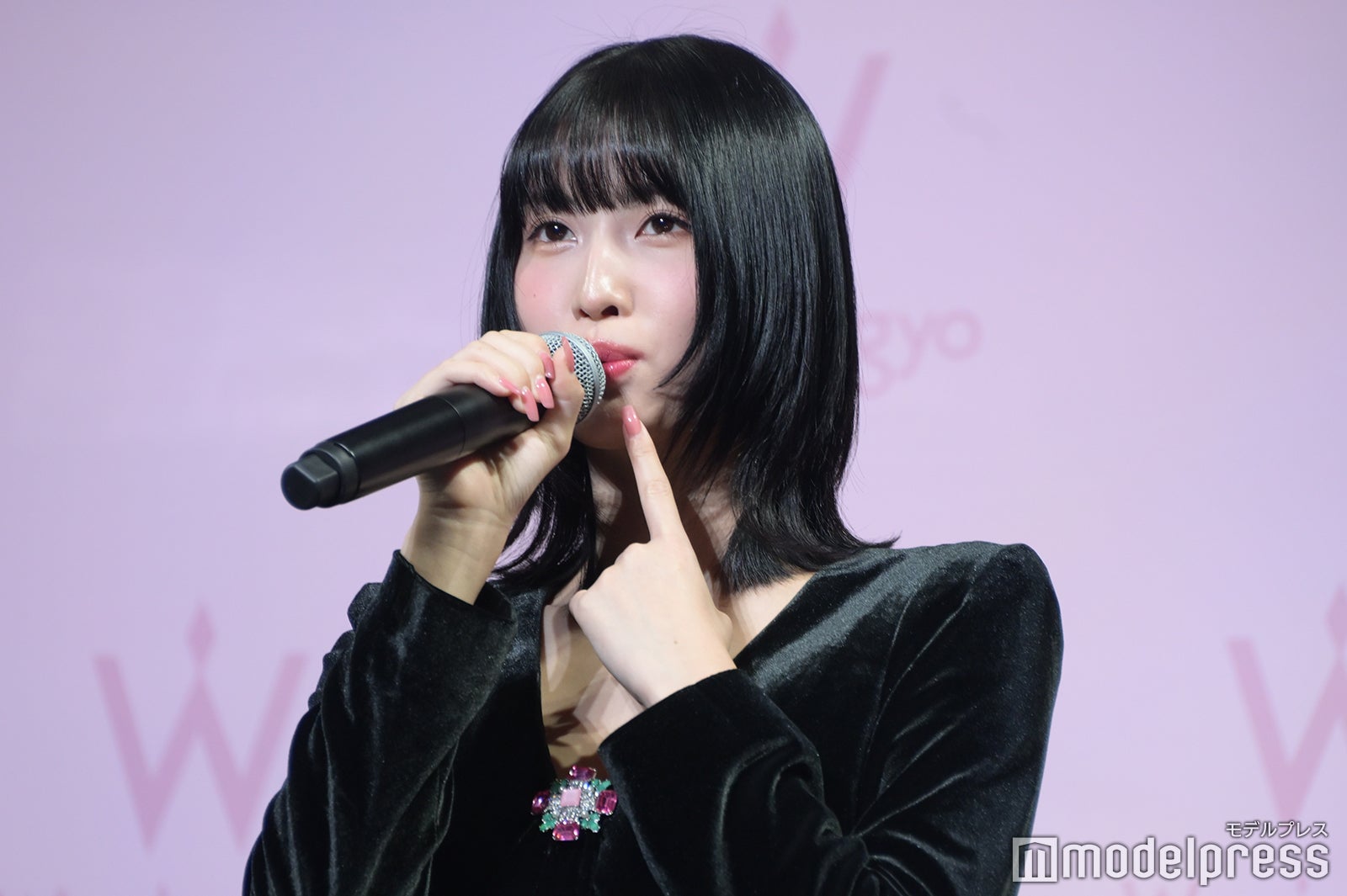 リップの説明をするモモ（C）モデルプレス