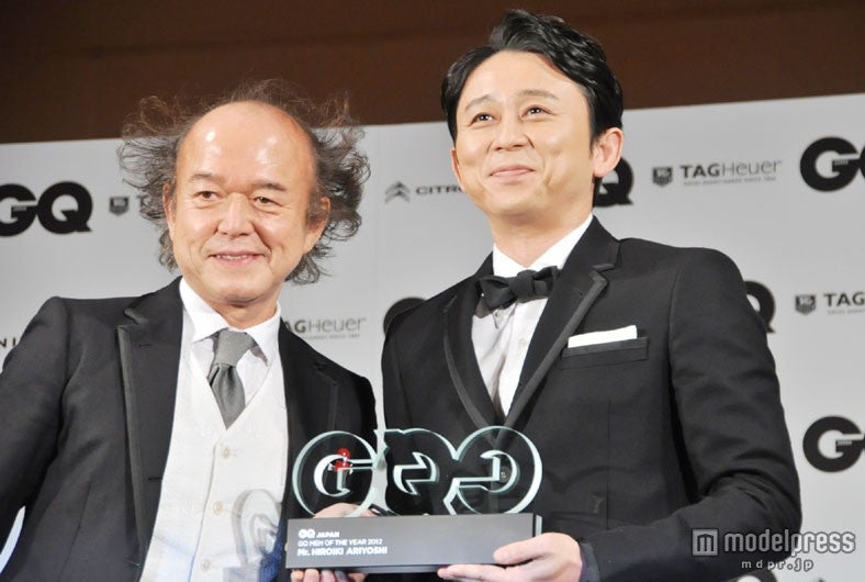 （左から）「GQ JAPAN」編集長の鈴木正文氏、有吉弘行