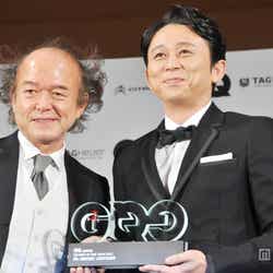 (左から)「GQ JAPAN」編集長の鈴木正文氏、有吉弘行
