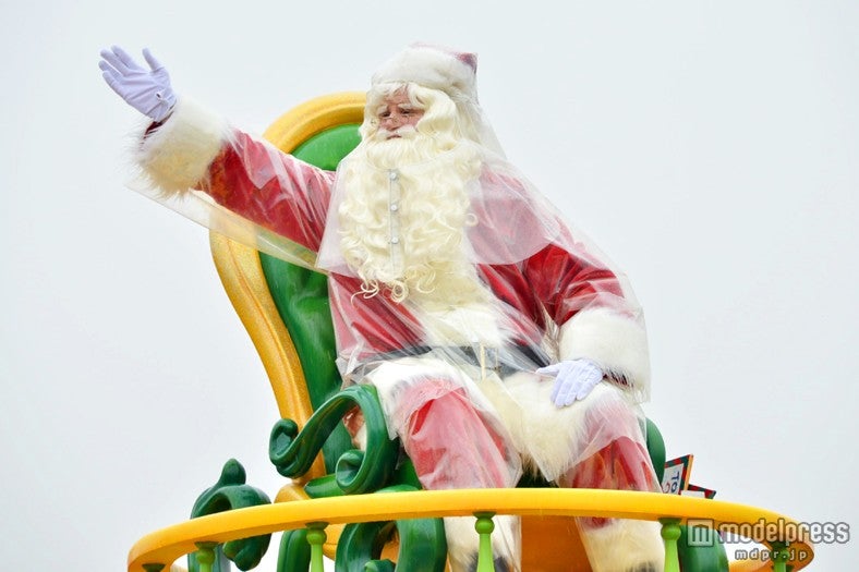 雨天バーションの「ディズニー・サンタヴィレッジ・パレード」