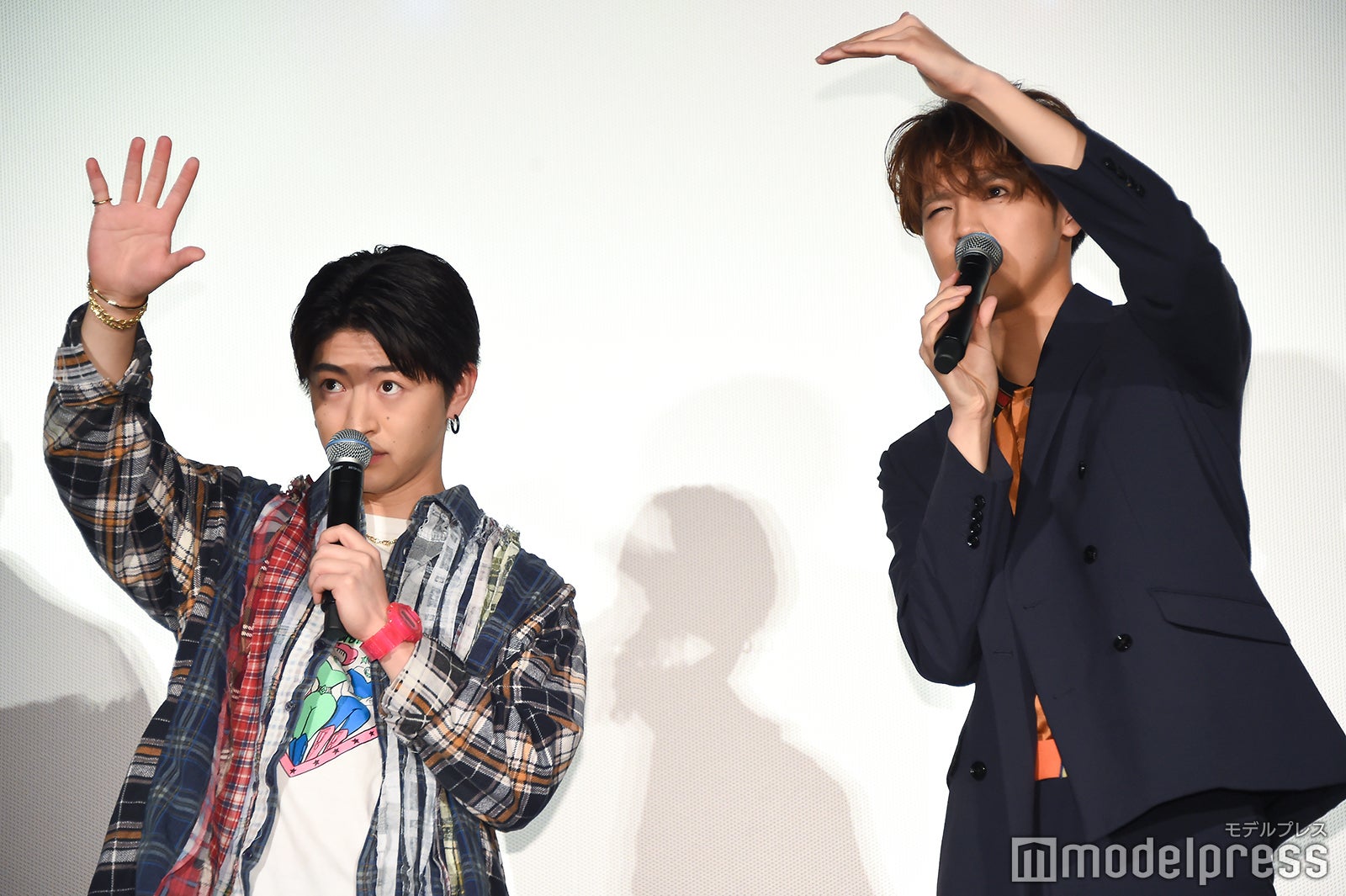 逆光の中奮闘する佐野玲於、片寄涼太 （C）モデルプレス