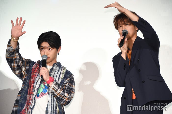 逆光の中奮闘する佐野玲於、片寄涼太 (C)モデルプレス