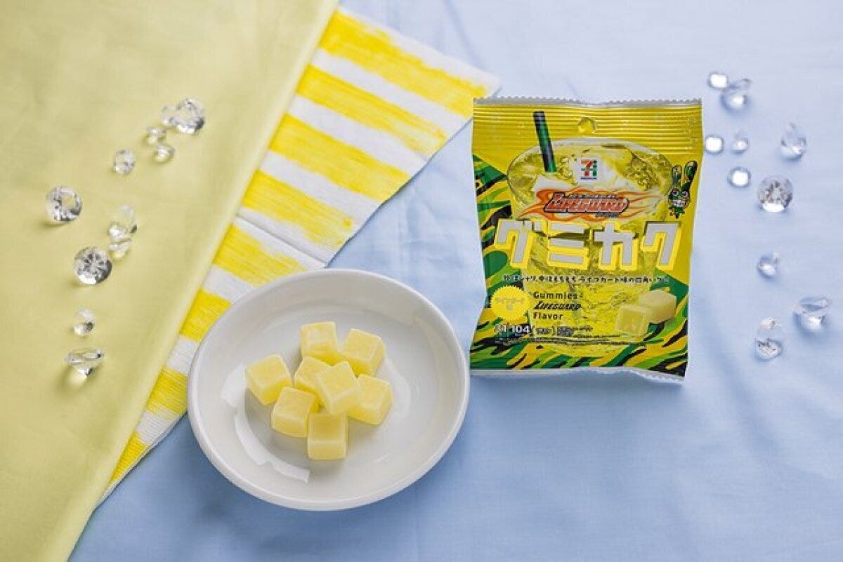 黄色いパッケージのグミカクと白い皿に盛られた四角いグミ 黄色いパッケージのグミカクと白い皿に盛られた四角いグミ