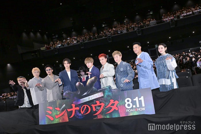 (左から)清水崇監督、小森隼、数原龍友、片寄涼太、劇中に登場するさな、白濱亜嵐、中務裕太、佐野玲於、関口メンディー、早見あかり(C)モデルプレス