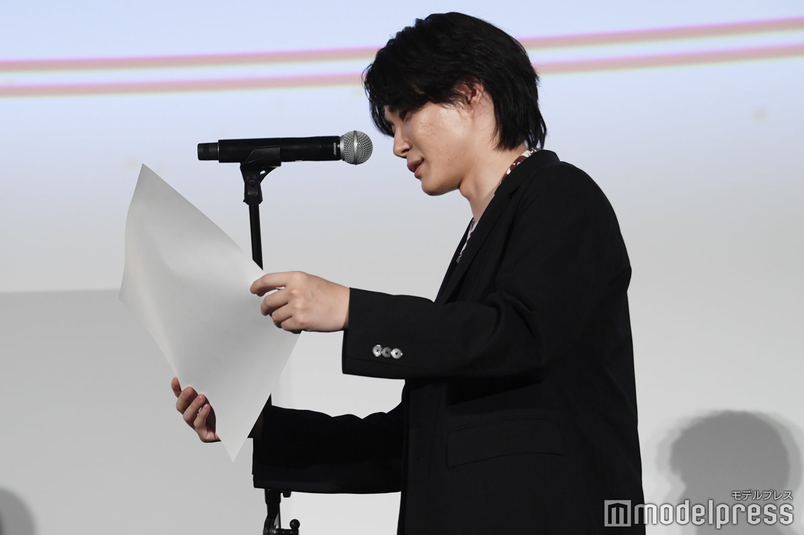 賞状を読む神木隆之介（C）モデルプレス