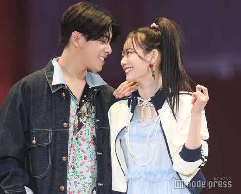 結婚発表のなこなこカップル、見つめ合いに歓声飛ぶ こーくんはノブコブ吉村に“USJナンパ”をおすすめ【札幌コレクション2024SS】