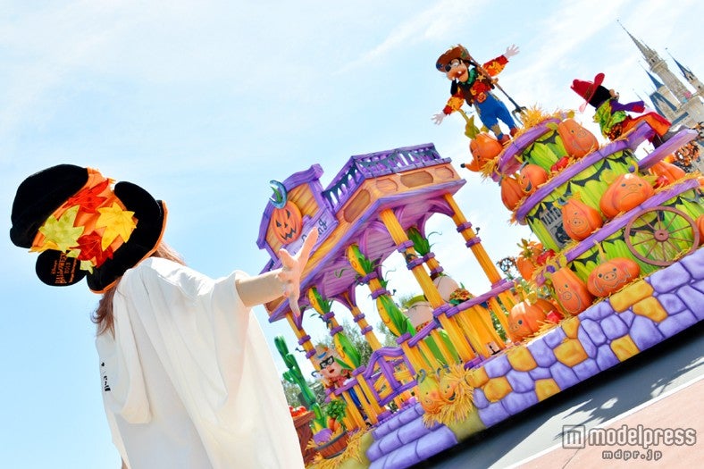 リズムに合わせて手拍子／東京ディズニーランド新パレード「ハッピーハロウィーンハーべスト」／モデル：河西里音