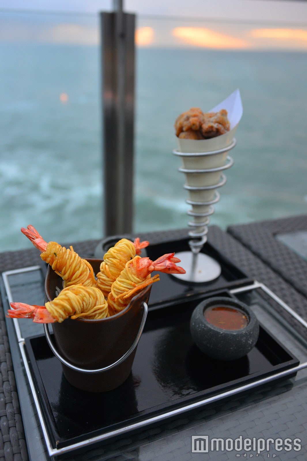 （左から）「タイ風海老春巻き」、「チキンポップコーン」（C）モデルプレス