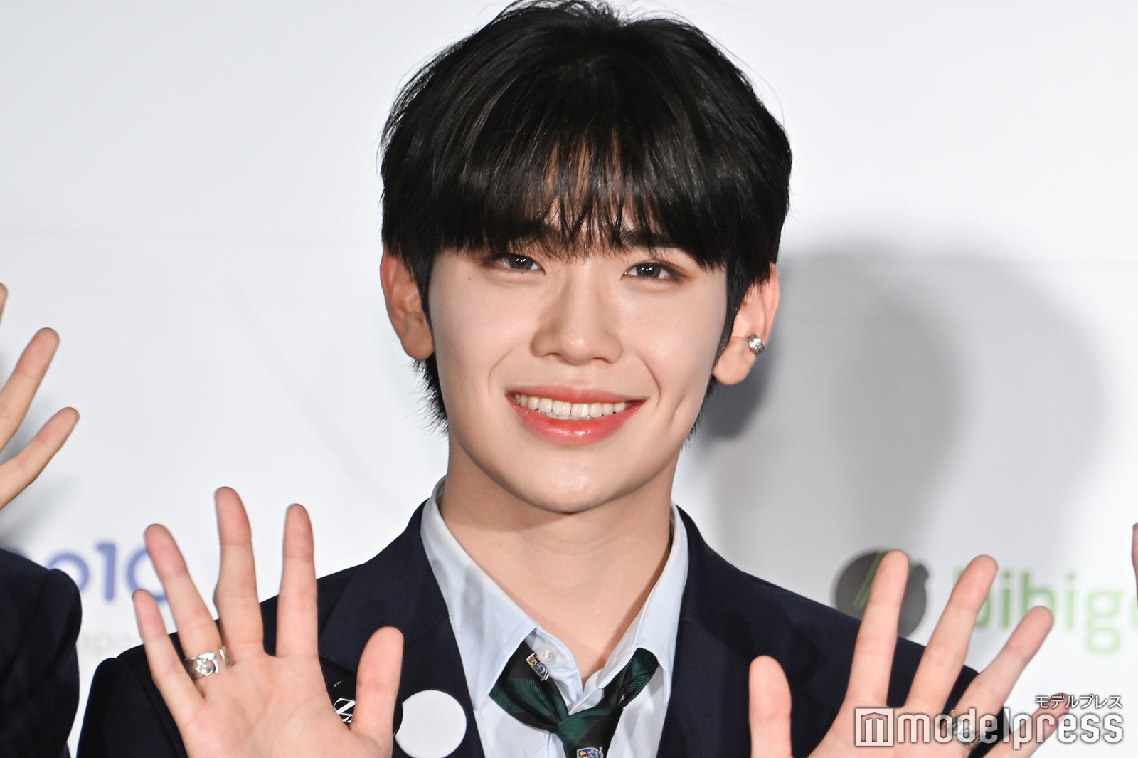 手を振るキム・テレ（C）モデルプレス