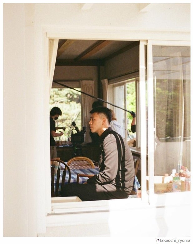 竹内涼真「六本木クラス」新木優子撮影のオフショット公開「横顔が美しい」「制服デートしたい」と反響