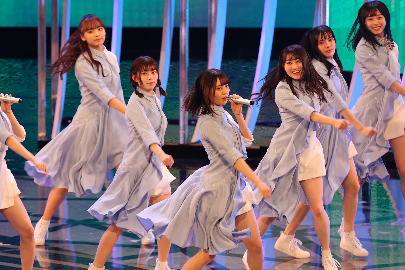 日向坂46、2度目出場「紅白」で全力“アザトカワイイ”＜紅白本番＞
