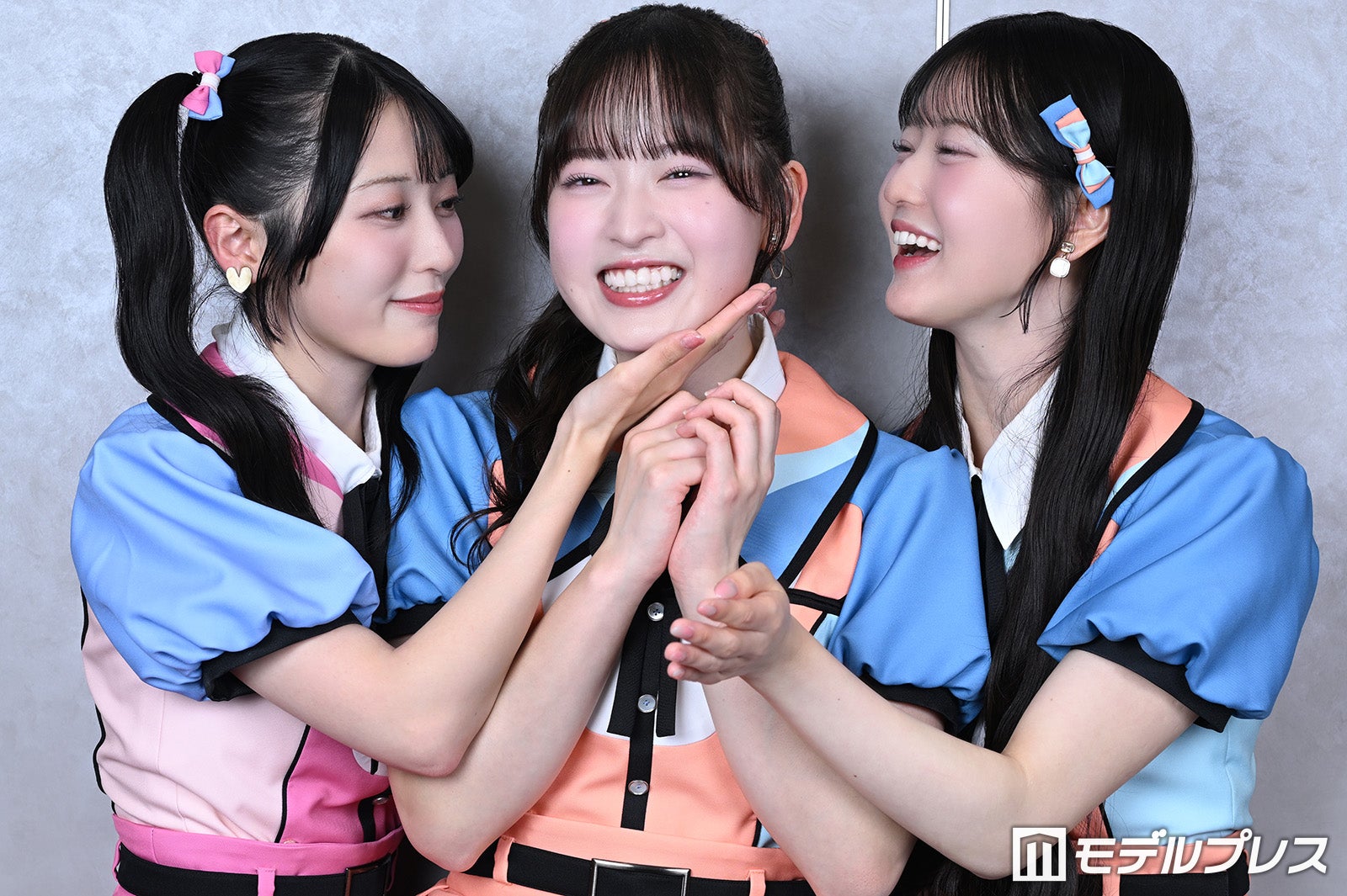 近藤沙樹（中央）を「私が生みました～」と愛でる佐藤綺星、八木愛月（C）モデルプレス