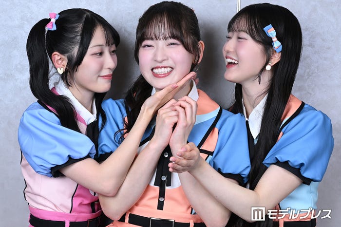 近藤沙樹(中央)を「私が生みました~」と愛でる佐藤綺星、八木愛月(C)モデルプレス