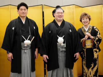 明生が挙式「決まり手は寄り倒し、もろ差しで」硬派な男が珍しくデレデレに