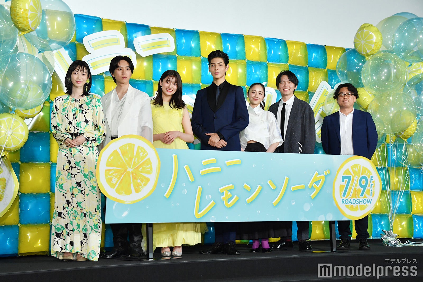 （左から）岡本夏美、坂東龍汰、吉川愛、ラウール、堀田真由、濱田龍臣、神徳幸治監督（C）モデルプレス