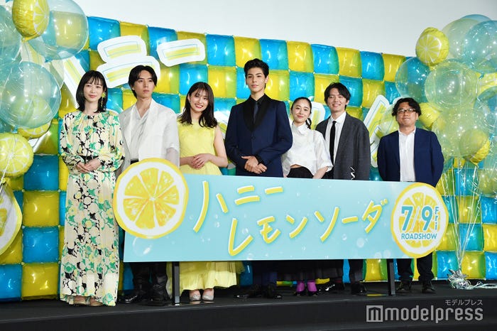 (左から)岡本夏美、坂東龍汰、吉川愛、ラウール、堀田真由、濱田龍臣、神徳幸治監督(C)モデルプレス