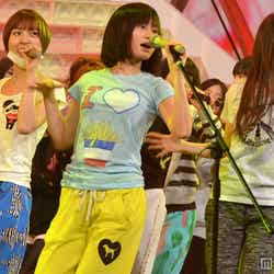 (中央)前田敦子のT-シャツはローカルセレブリティ(AKB48の紅白リハーサル風景)