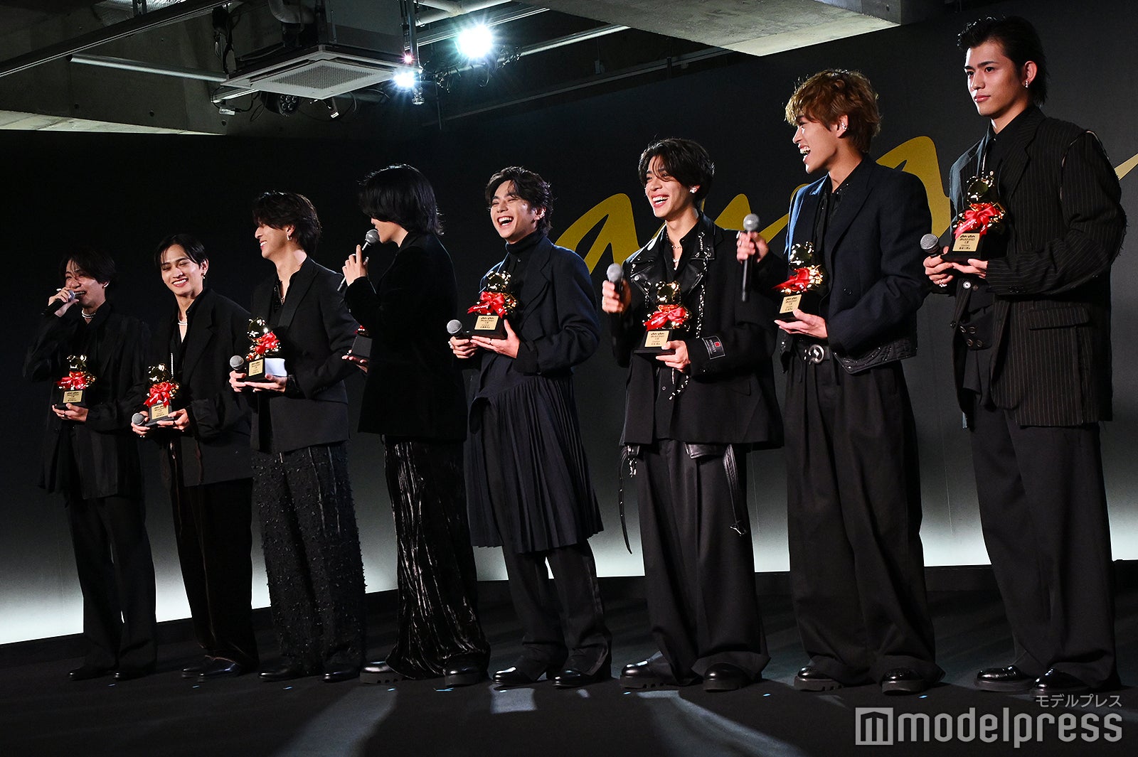 橋本将生に「髪の毛をたらして、顎を上げて、細い目をしたりしてカッコいい」と言われ、「イジってるな」と鋭くツッコむ菊池風磨（C）モデルプレス