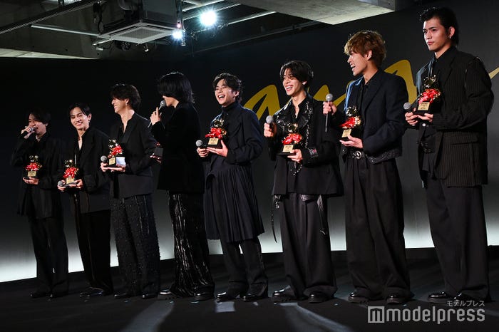 橋本将生に「髪の毛をたらして、顎を上げて、細い目をしたりしてカッコいい」と言われ、「イジってるな」と鋭くツッコむ菊池風磨(C)モデルプレス