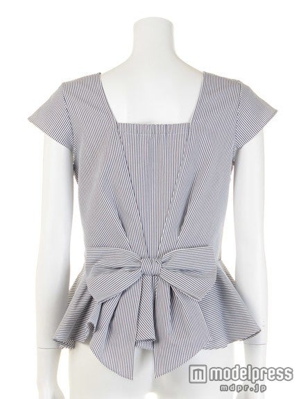 バックリボンぺプラムブラウス「Rirandture」13,608円（税込）