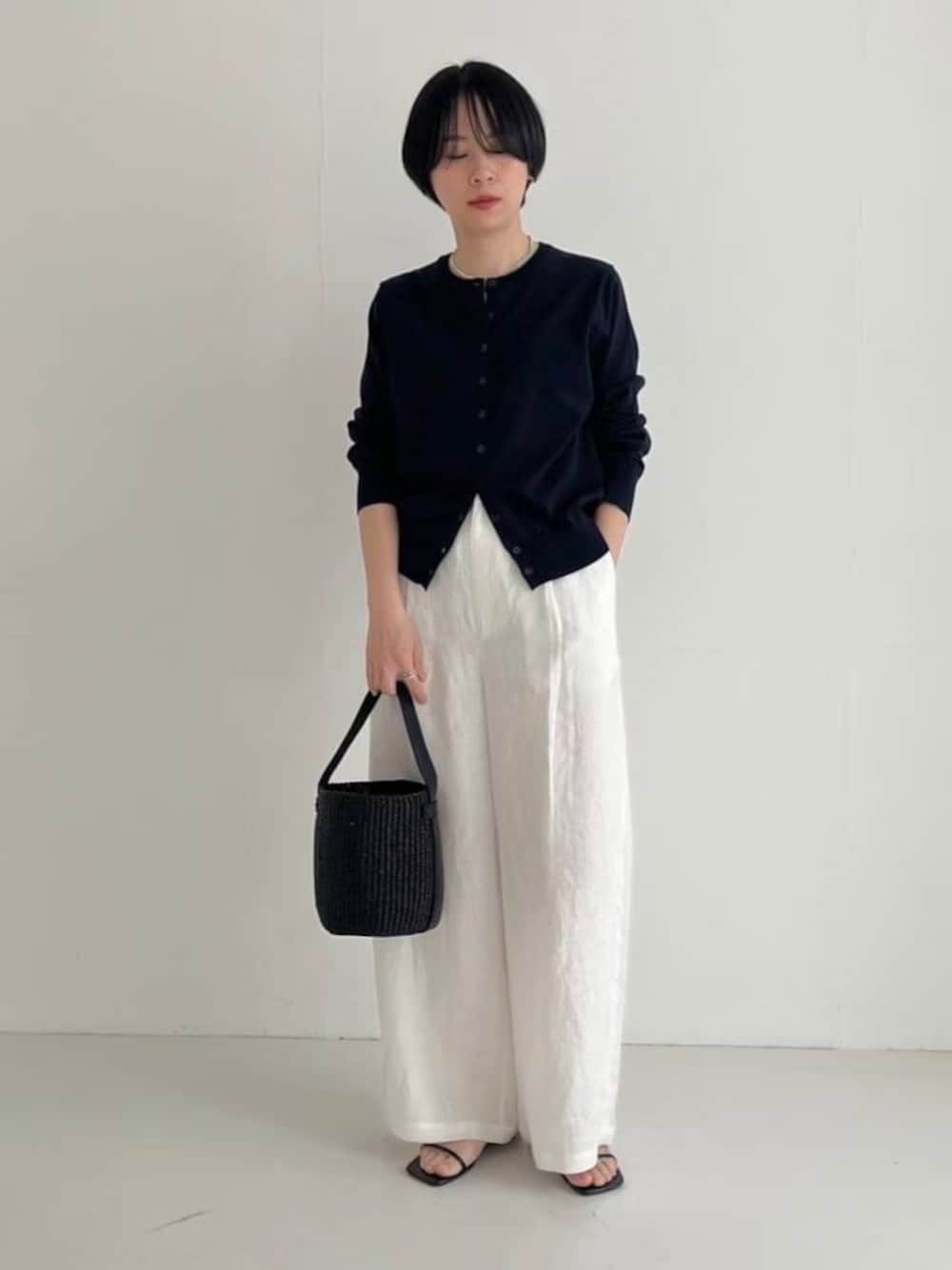 【OKコーデ】カーディガンのボタンを、下から数個開けるだけで脚長効果も狙えます 出典:WEAR