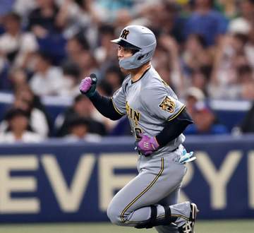 阪神 坂本が起死回生の逆転2ラン 8月は7本目