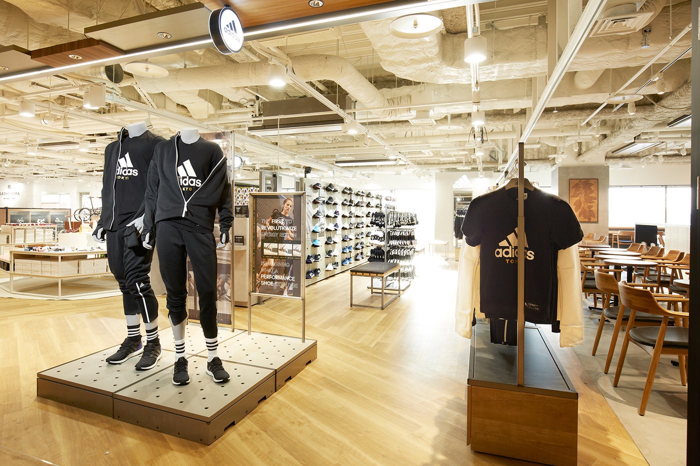 スポーツシューズ・ウェア・adidas Brand Core Store／画像提供：日本空港ビルデング