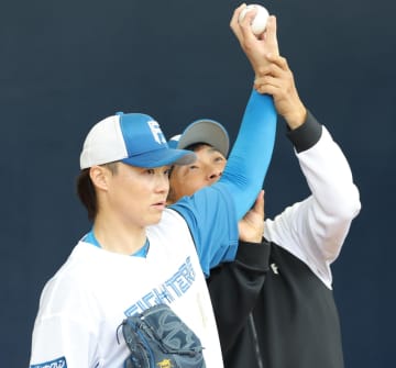 日本ハム臨時コーチの山本昌氏 宝刀・スクリューを山崎福也に伝授 1時間超の密着指導「バッチリ」、「完璧」