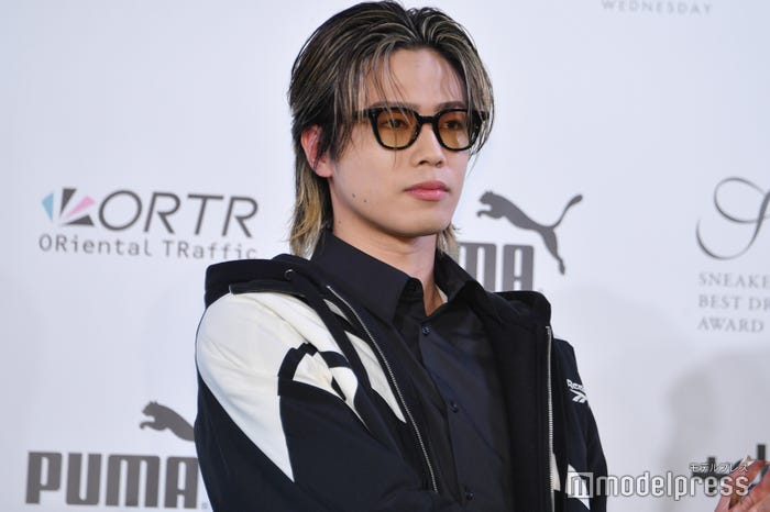 スニーカーを50足持っているやまと(C)モデルプレス