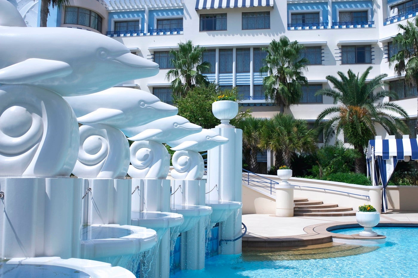 パームガーデン・プール　イルカの彫刻（C）Disney