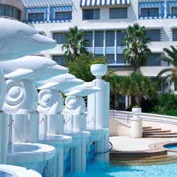 パームガーデン・プール イルカの彫刻(C)Disney