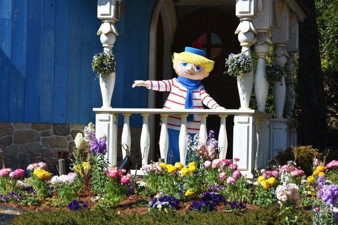 ムーミン一家のお友達、トゥーティッキと春の花の共演です