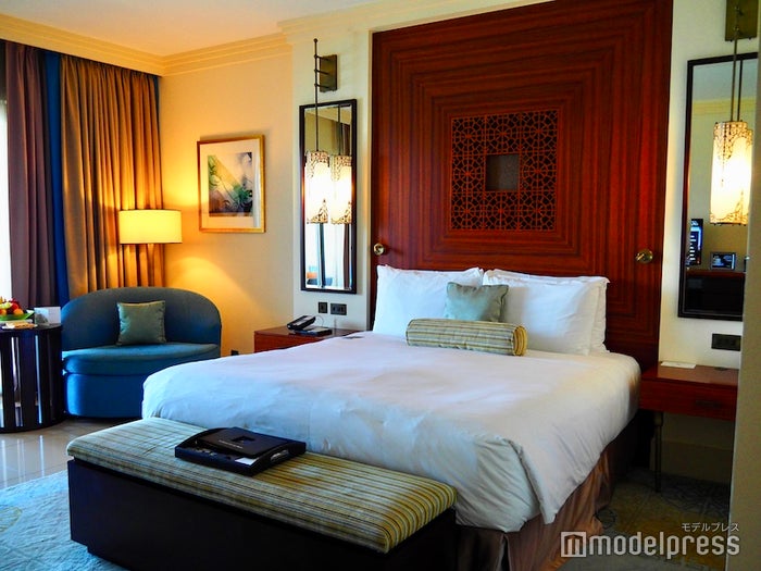 ホテル客室のベッドルーム／色合いが中東らしさを感じるお洒落空間（C）ビューティーガール