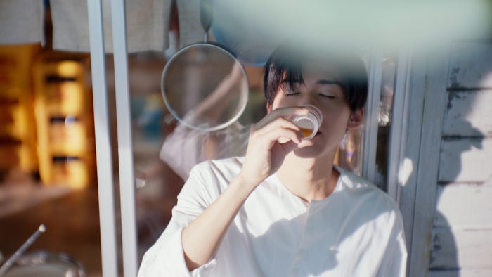 目黒蓮「晴れ風 びんの晴れ風 目黒」篇より(提供写真)