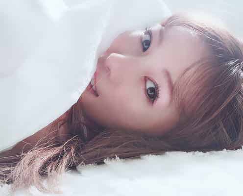 乃木坂46白石麻衣、シーツから顔をのぞかせる…美白オフショットに「天使すぎる」と反響