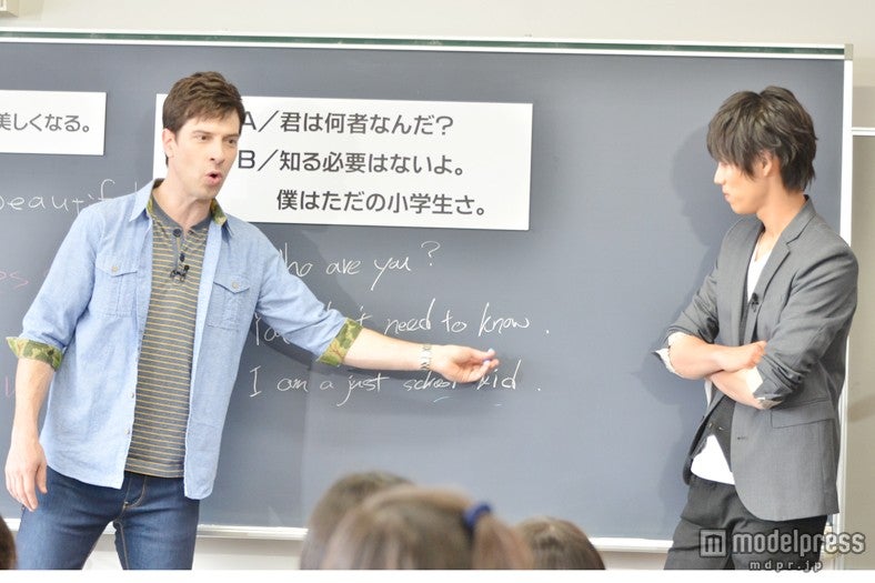 解説するパトリック・ハーラン（左）、解答した福士蒼汰（右）