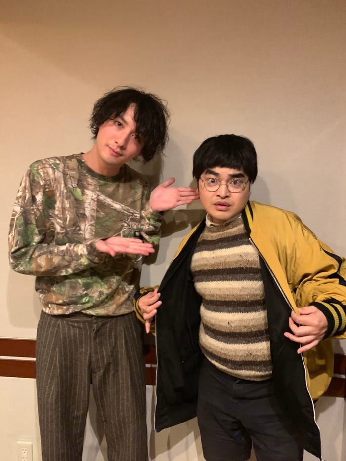 7万円のニットをアピールする加藤諒(右) (提供写真)