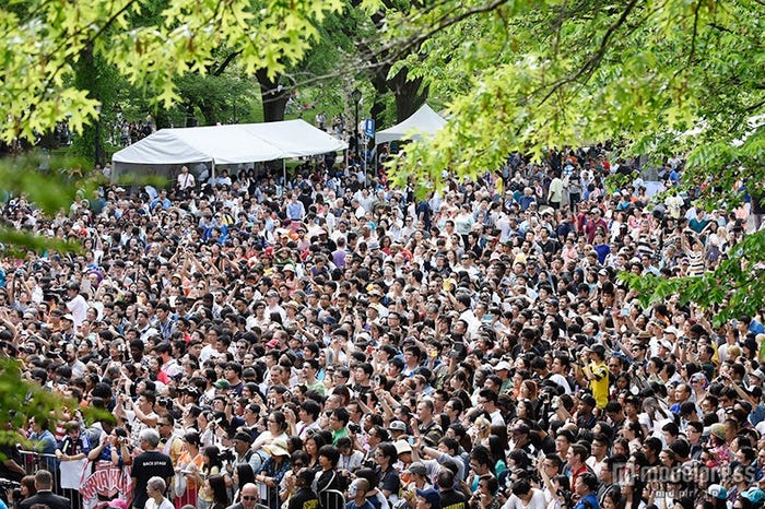 AKB48を見ようとステージ前に集まる大勢の観客(C)AKS