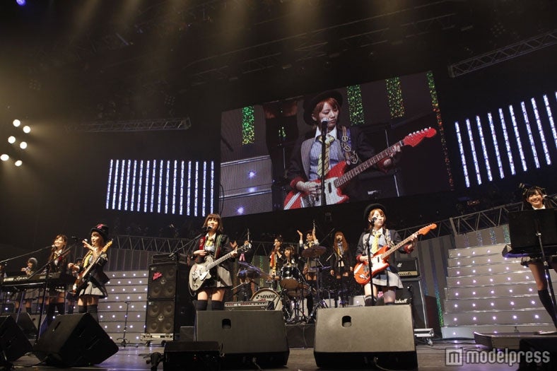 新曲をバンド生演奏するAKB48「AKB48 リクエストアワー セットリストベスト100 2012」最終公演