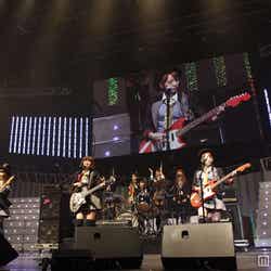 新曲をバンド生演奏するAKB48「AKB48 リクエストアワー セットリストベスト100 2012」最終公演